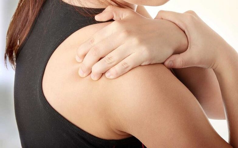 Dor baixo o omóplato por detrás